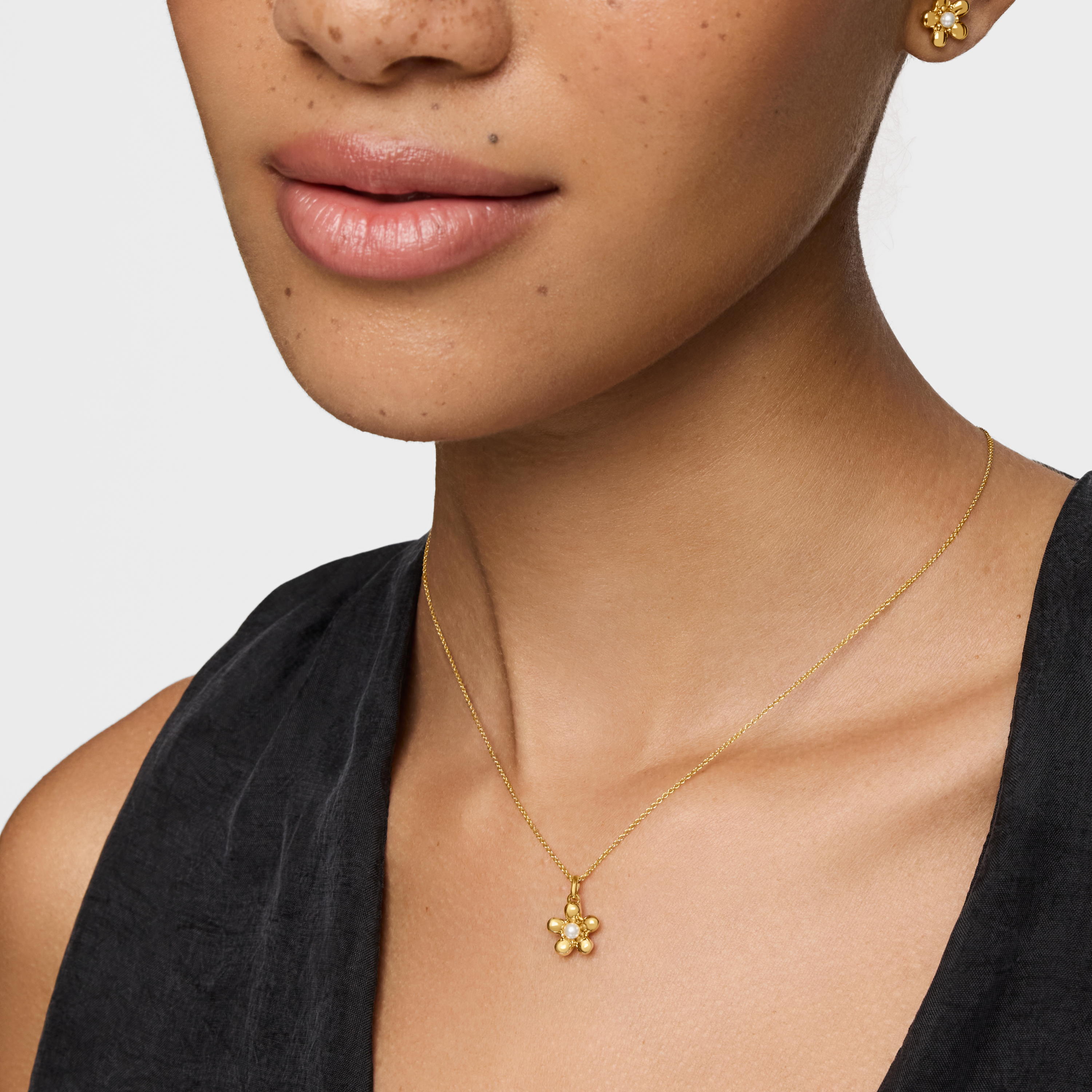 18K solid gold Pendant with 10 mm cultured pearls Daisy