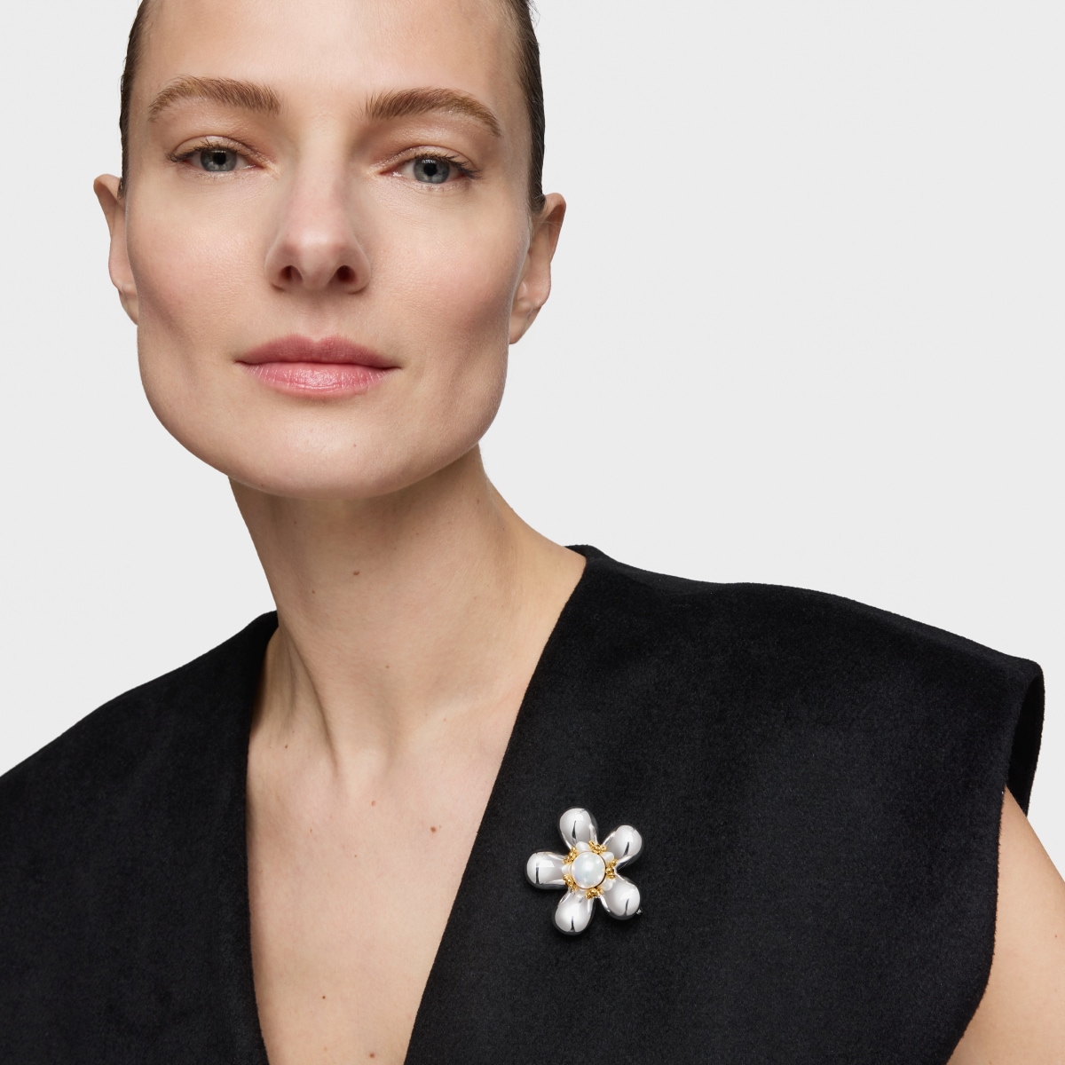 Broche flor bicolor y perla cultivada 44 mm Daisy