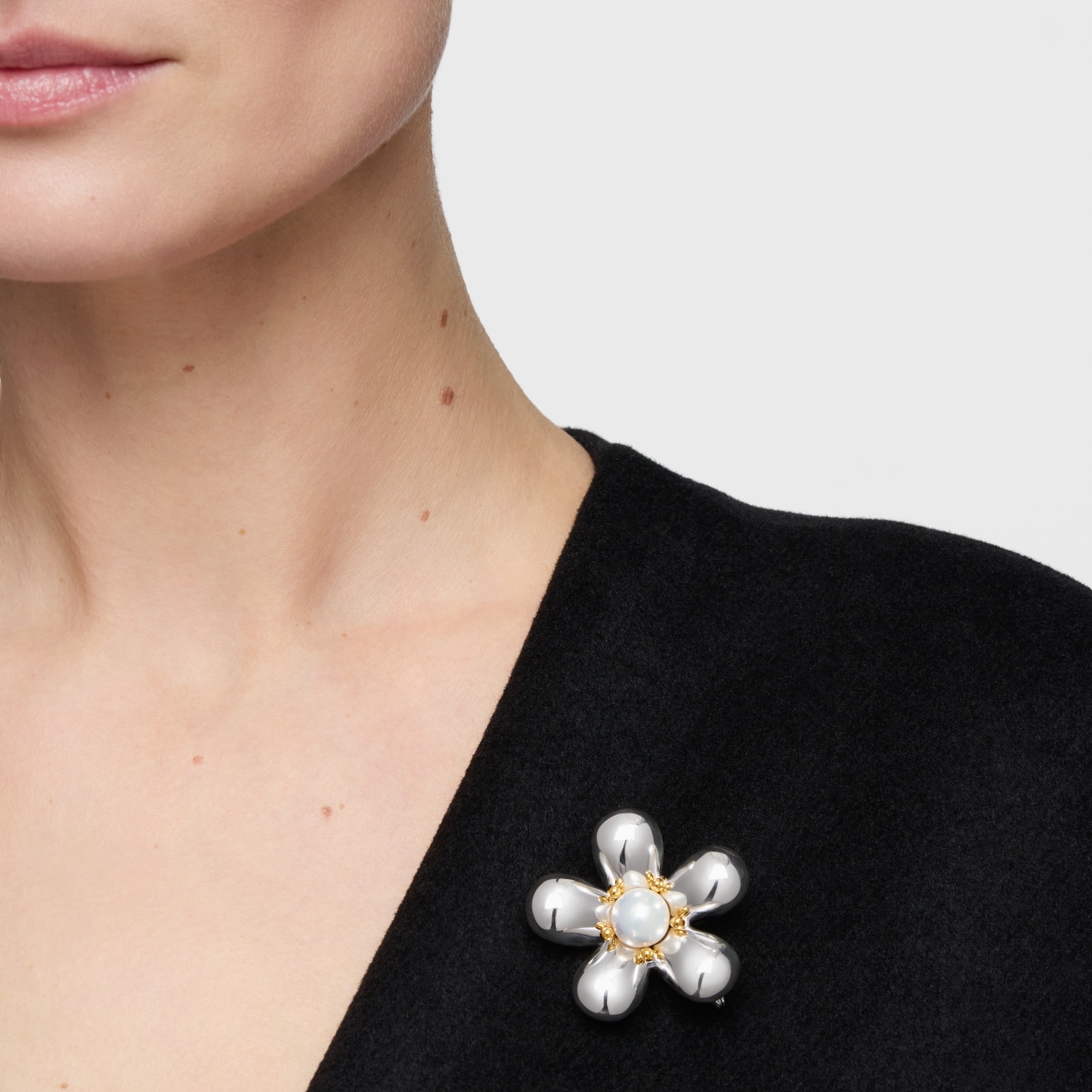 Broche flor bicolor y perla cultivada 44 mm Daisy