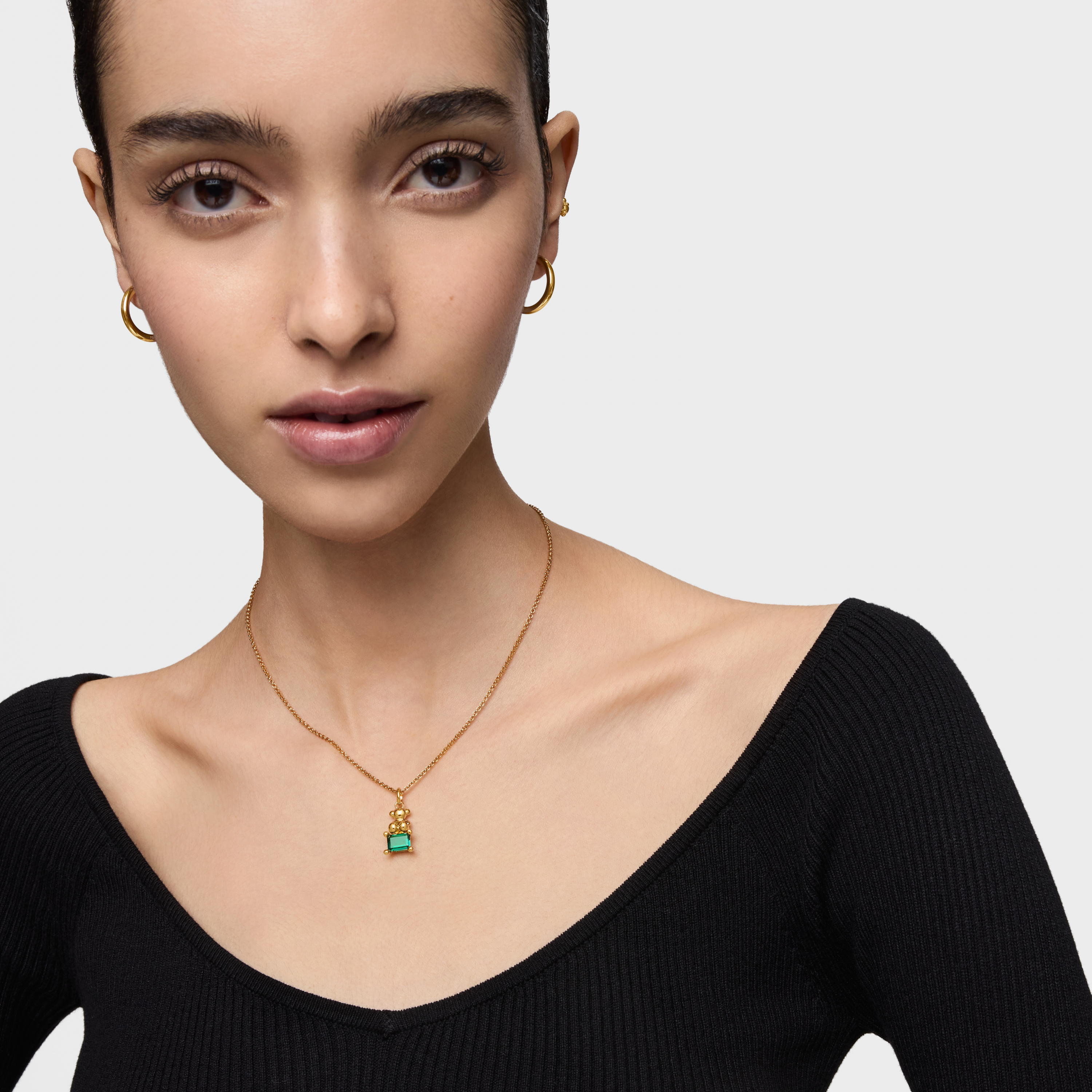 Small 18K gold vermeil bear motif Pendant with lab-grown green emerald Bold Bear LGG