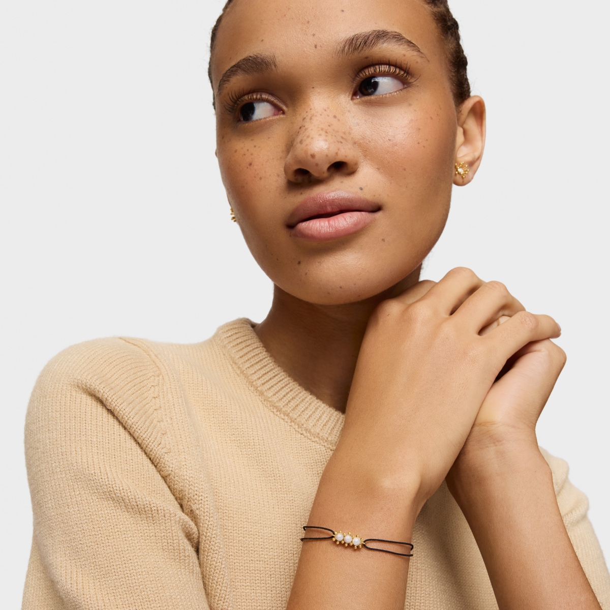 Gold Bracelet with cultured pearls and black nylon Daisy