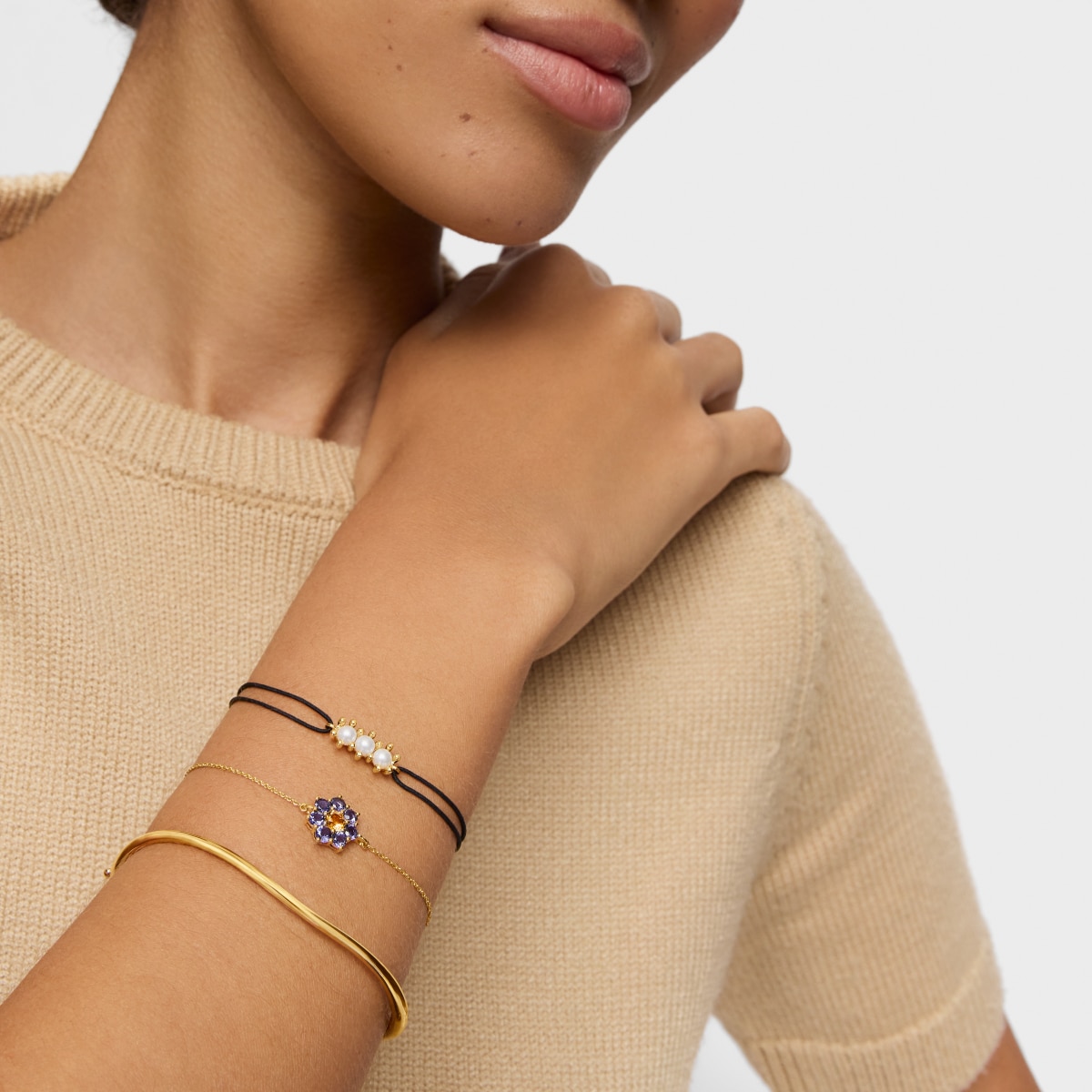 Gold Bracelet with cultured pearls and black nylon Daisy
