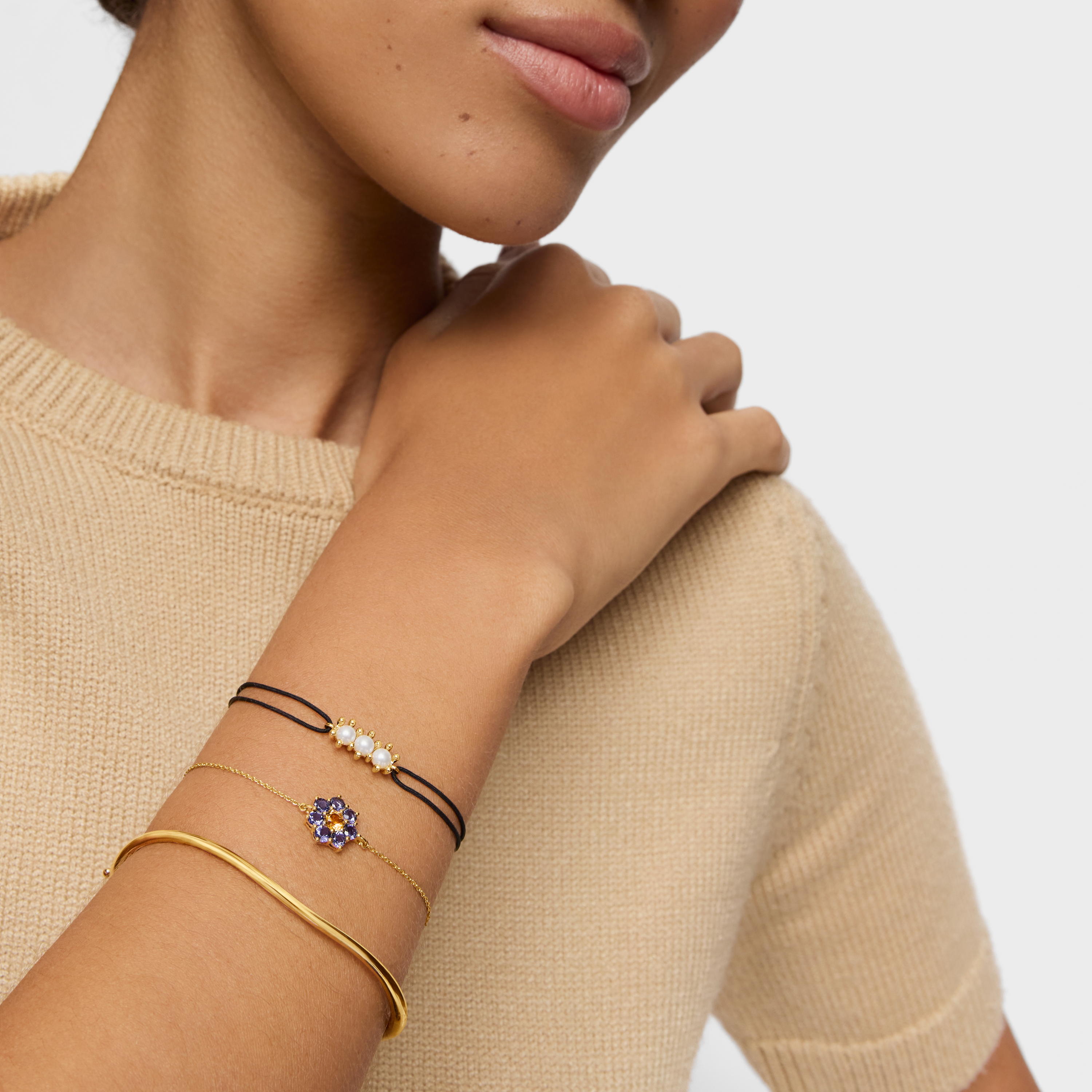 Gold Bracelet with cultured pearls and black nylon Daisy