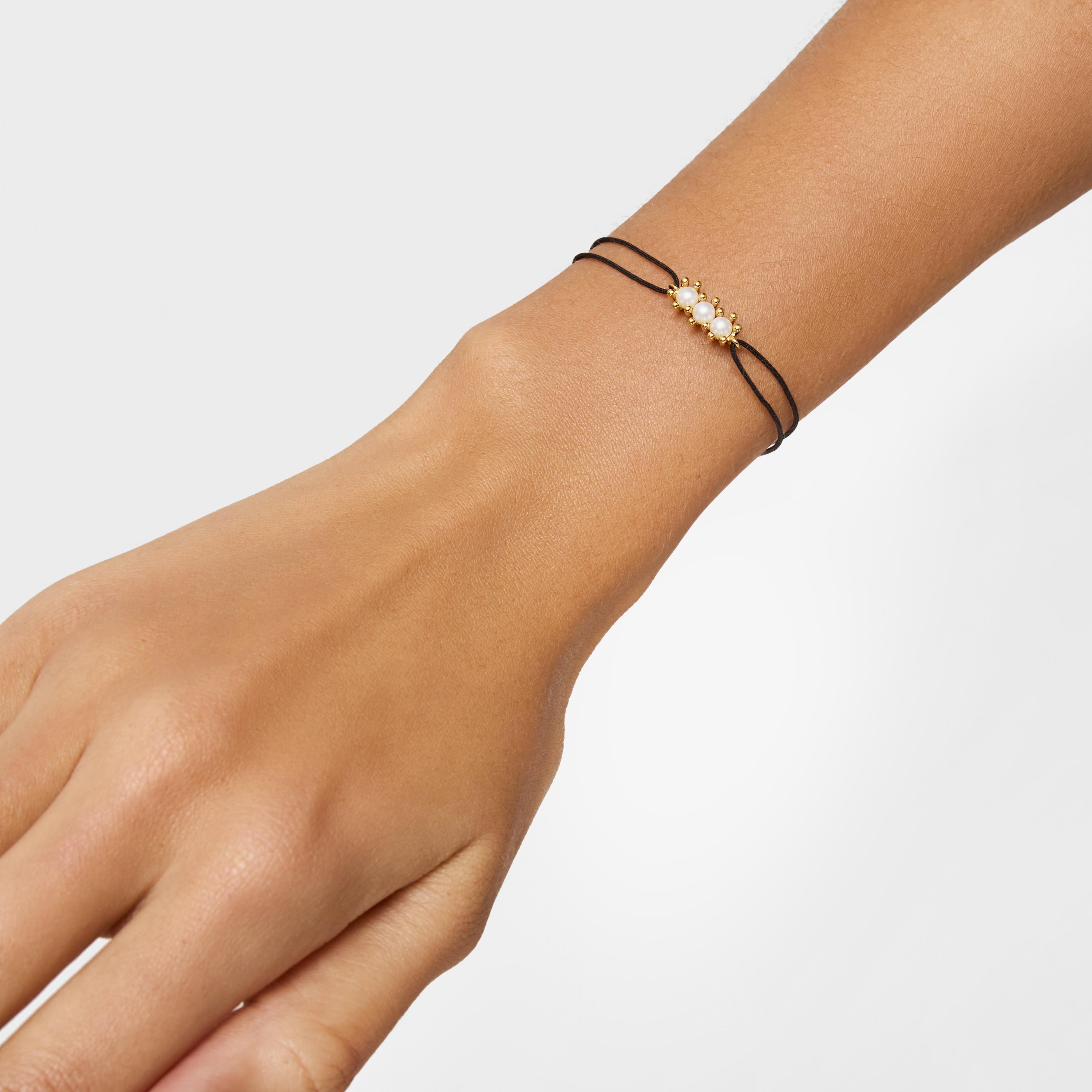 18K solid gold Bracelet with cultured pearls and black nylon Daisy