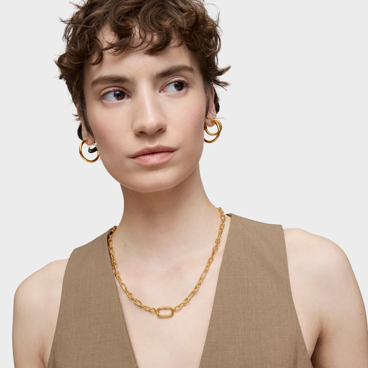 Short 18kt gold plating over silver Necklace with ring Hold Oval