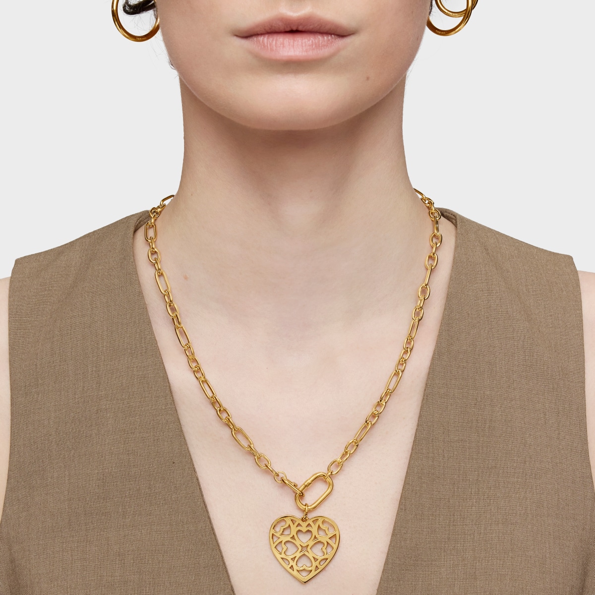 Short 18kt gold plating over silver Necklace with ring Hold Oval