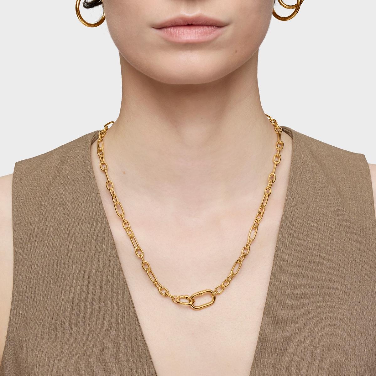 Short 18kt gold plating over silver Necklace with ring Hold Oval