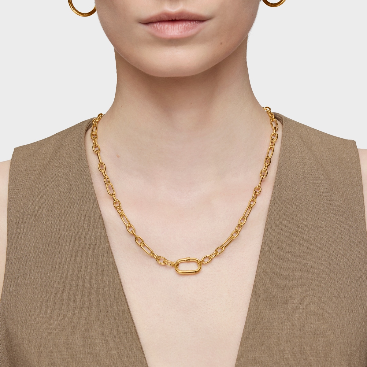 Short 18kt gold plating over silver Necklace with ring Hold Oval