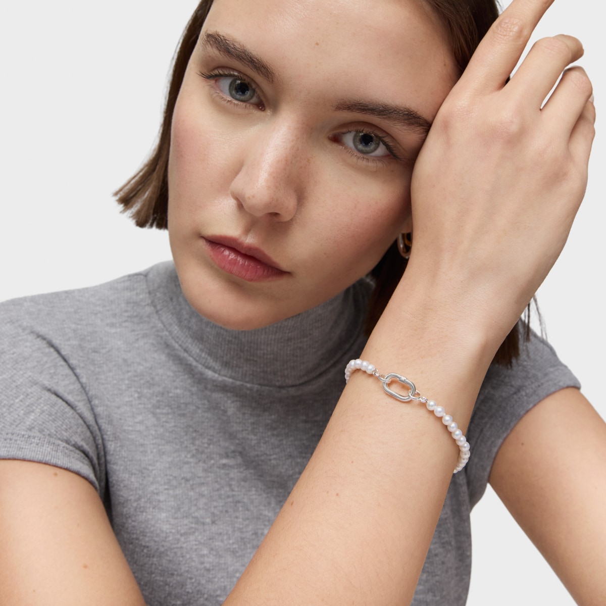 Pulsera con perlas cultivadas y anilla de plata Hold Oval