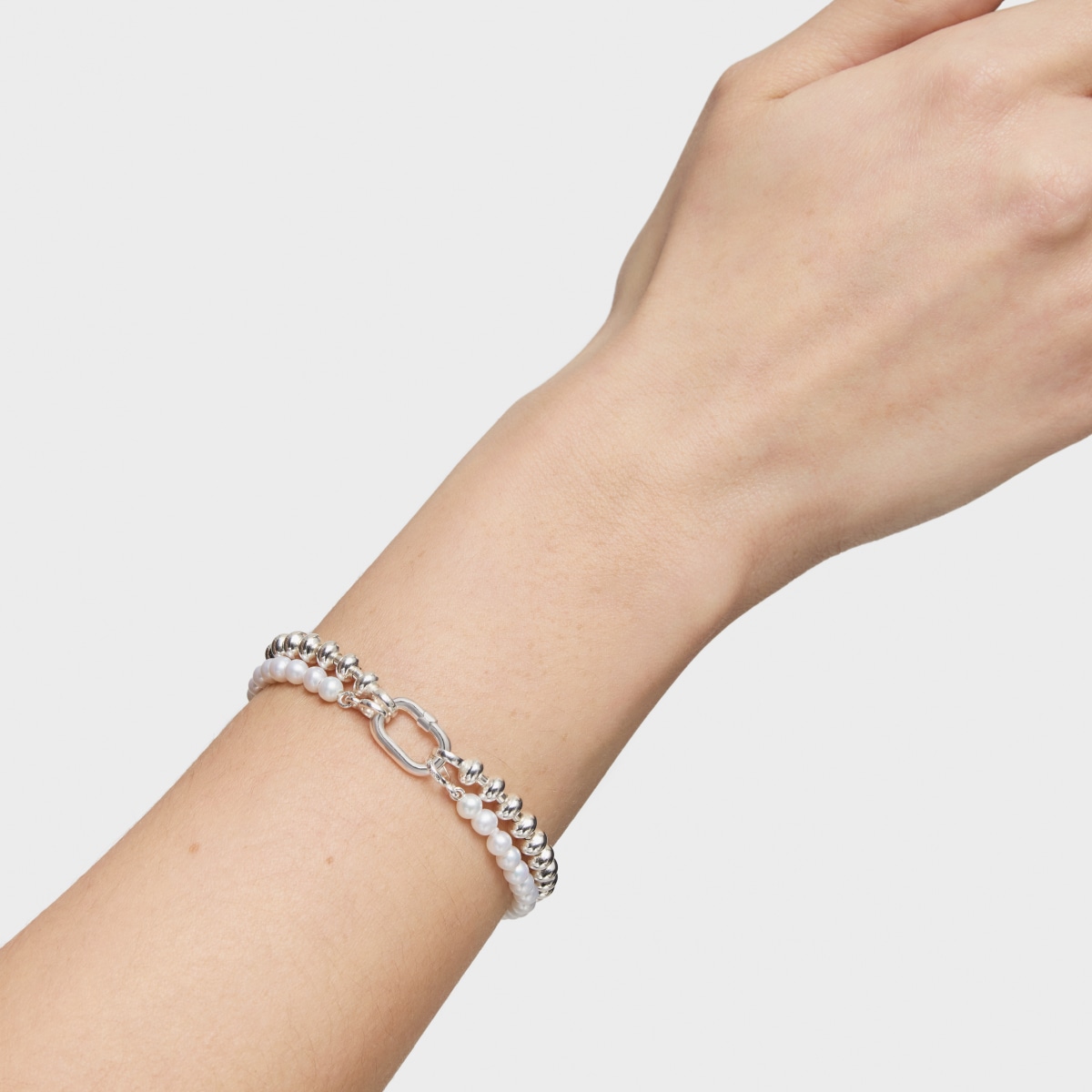 Pulsera con perlas cultivadas y anilla de plata Hold Oval