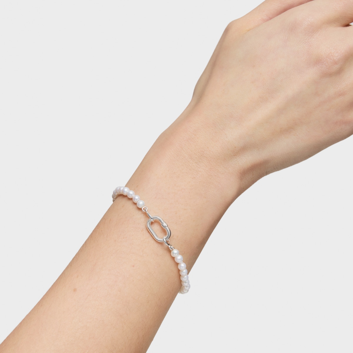 Pulsera con perlas cultivadas y anilla de plata Hold Oval