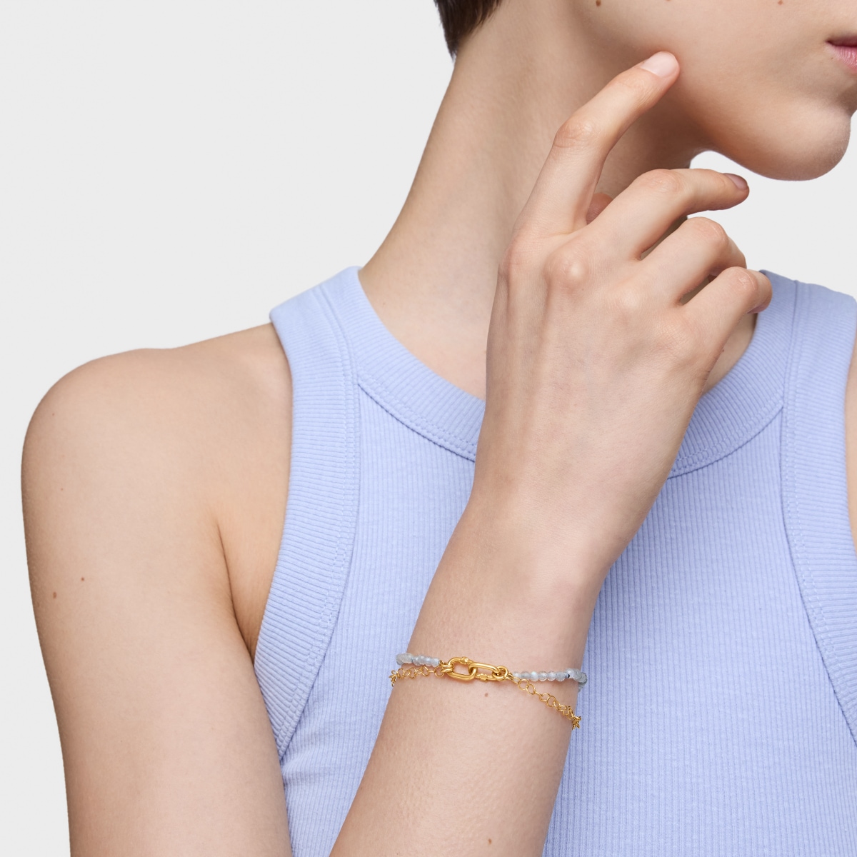 Gold Bracelet with labradorite Hold Oval