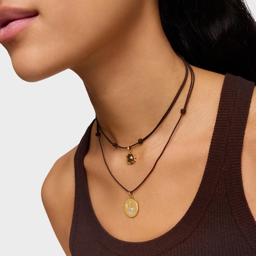 Collar con baño de oro 18 kt sobre plata, diamantes y calcedonia Aelita