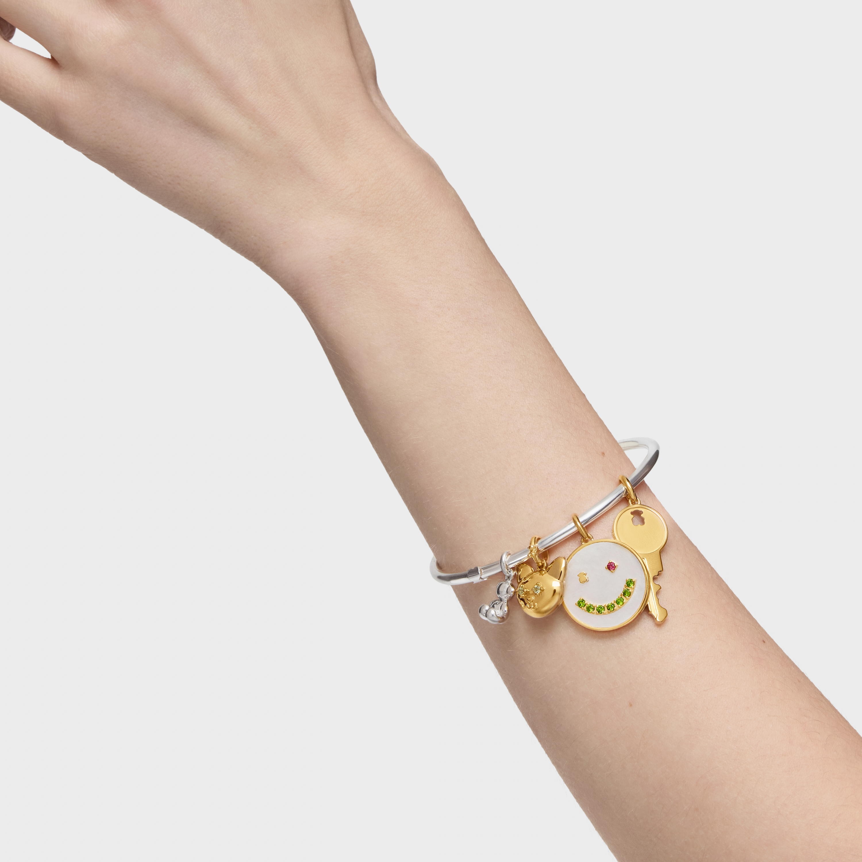 Silver closed Bangle Hold