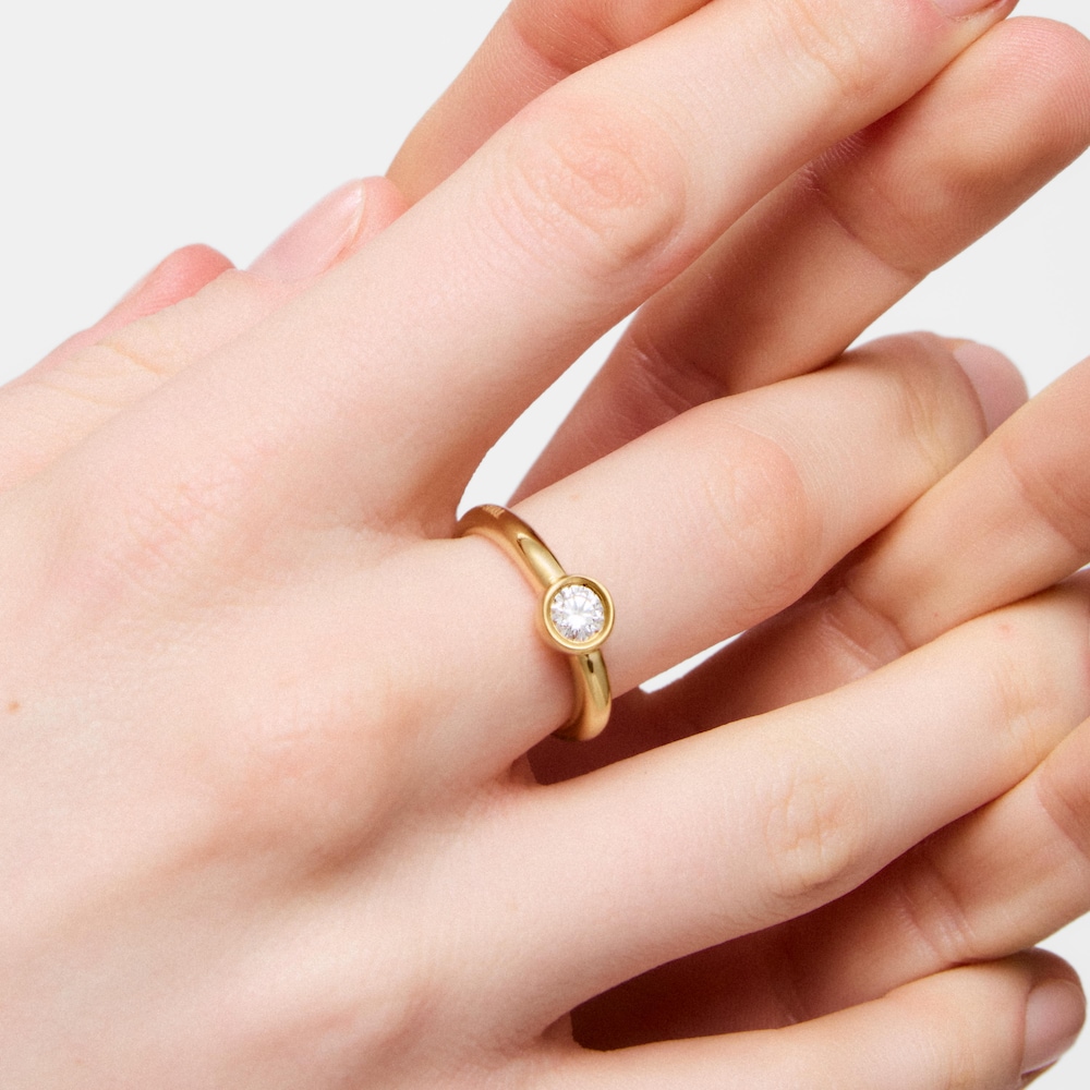 &Scaron;irok&yacute; Prsteň s&nbsp;18&nbsp;kt pozl&aacute;ten&iacute;m na striebre so syntetick&yacute;m diamantom Line LGD