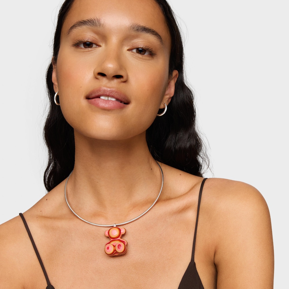 Př&iacute;věsek ve tvaru medv&iacute;dka ze stř&iacute;bra a recyklovan&eacute;ho pap&iacute;ru o&nbsp;velikosti 40&nbsp;mm Bold Bear