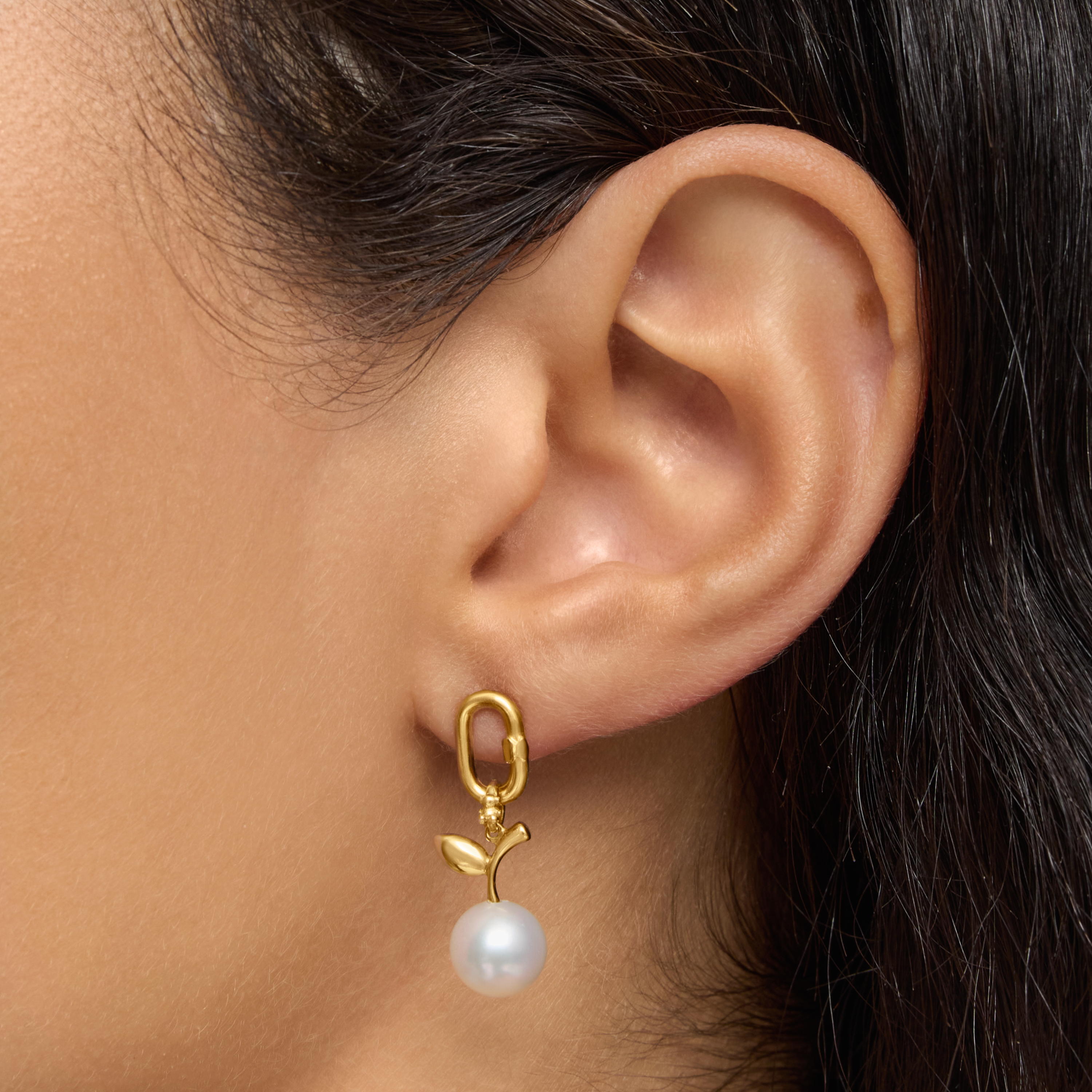 14K solid gold Pendant with cultured pearl Medallions
