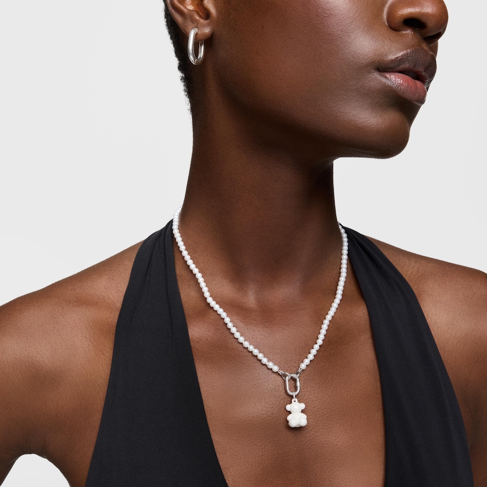 Př&iacute;věsek ve tvaru medv&iacute;dka ze stř&iacute;bra a&nbsp;b&iacute;l&eacute; keramiky Bold Bear