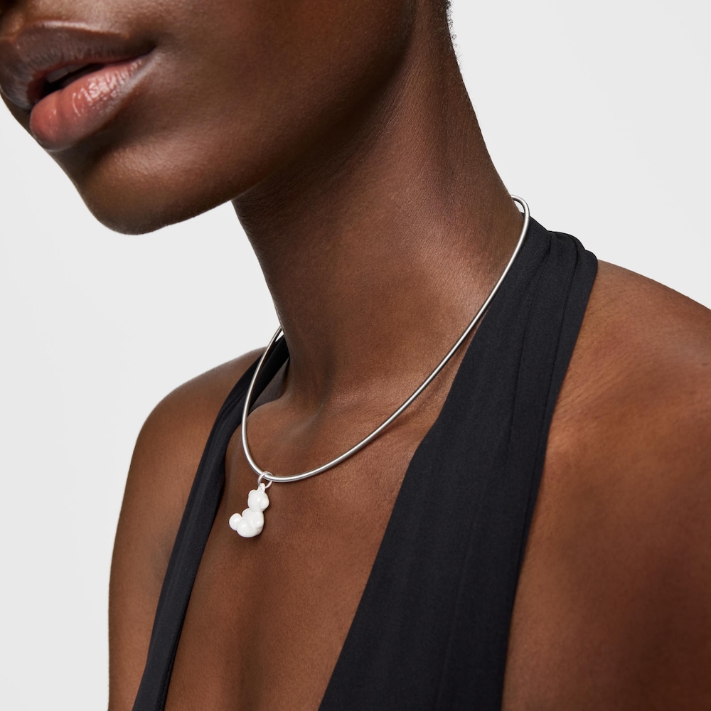 Př&iacute;věsek ve tvaru medv&iacute;dka ze stř&iacute;bra a&nbsp;b&iacute;l&eacute; keramiky Bold Bear