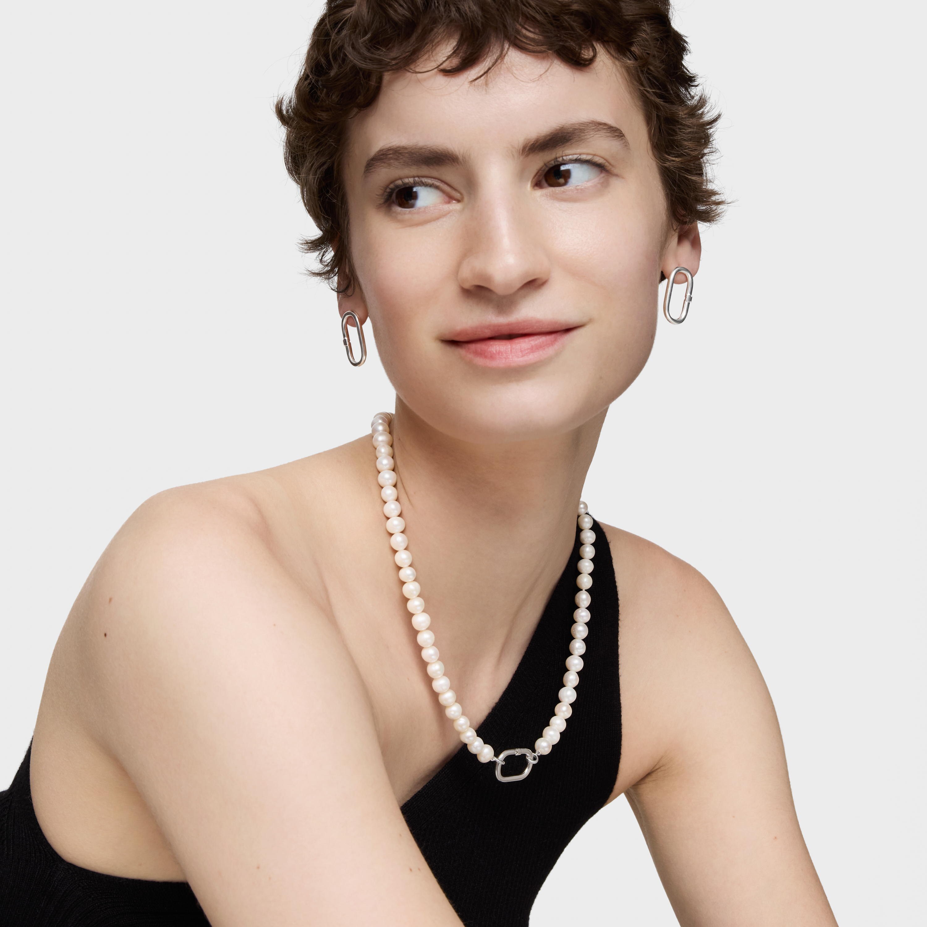 Silver and 8 mm pearl Necklace Hold