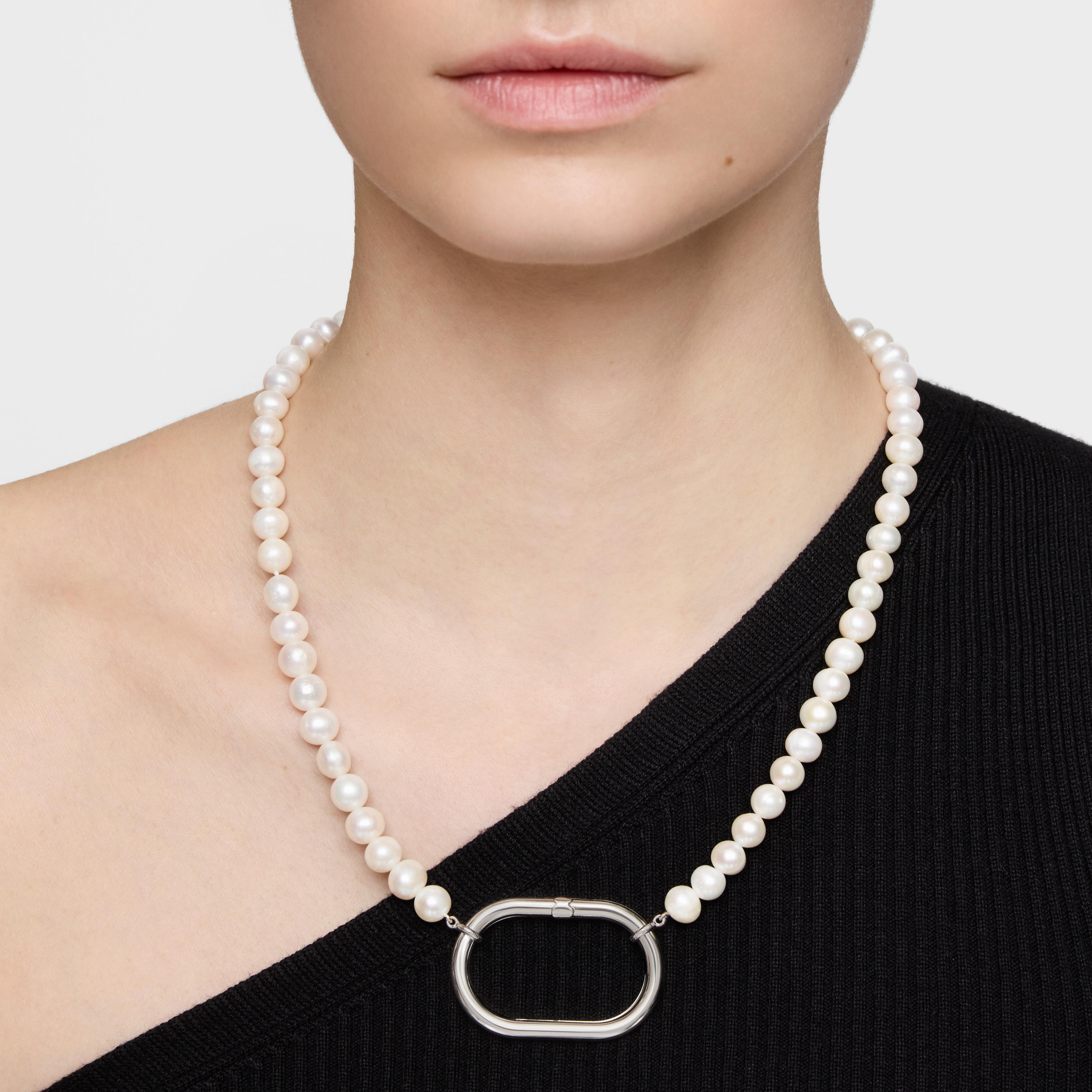 Silver and 8 mm pearl Necklace Hold