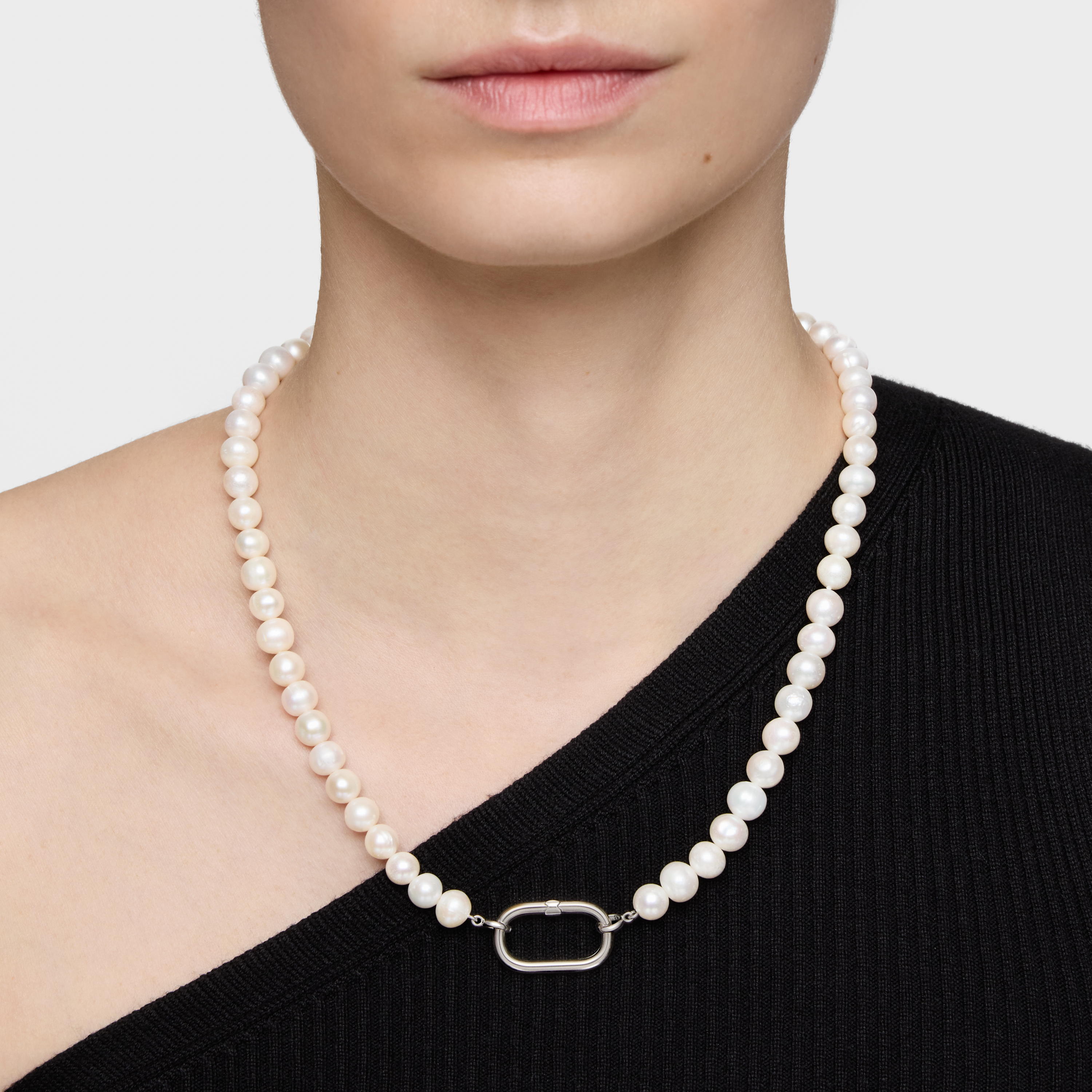 Silver and 8 mm pearl Necklace Hold