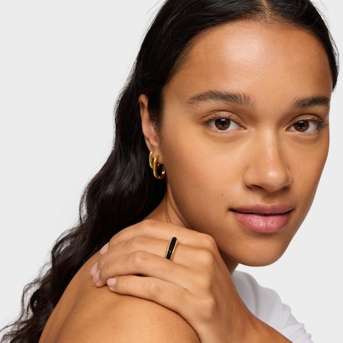 Anillo abierto con baño de oro 18 kt sobre plata y ónix Line