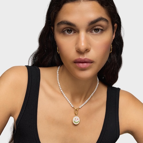 Colgante smile con baño de oro de 18 kt sobre plata, nácar y gemas 22 mm Medallions