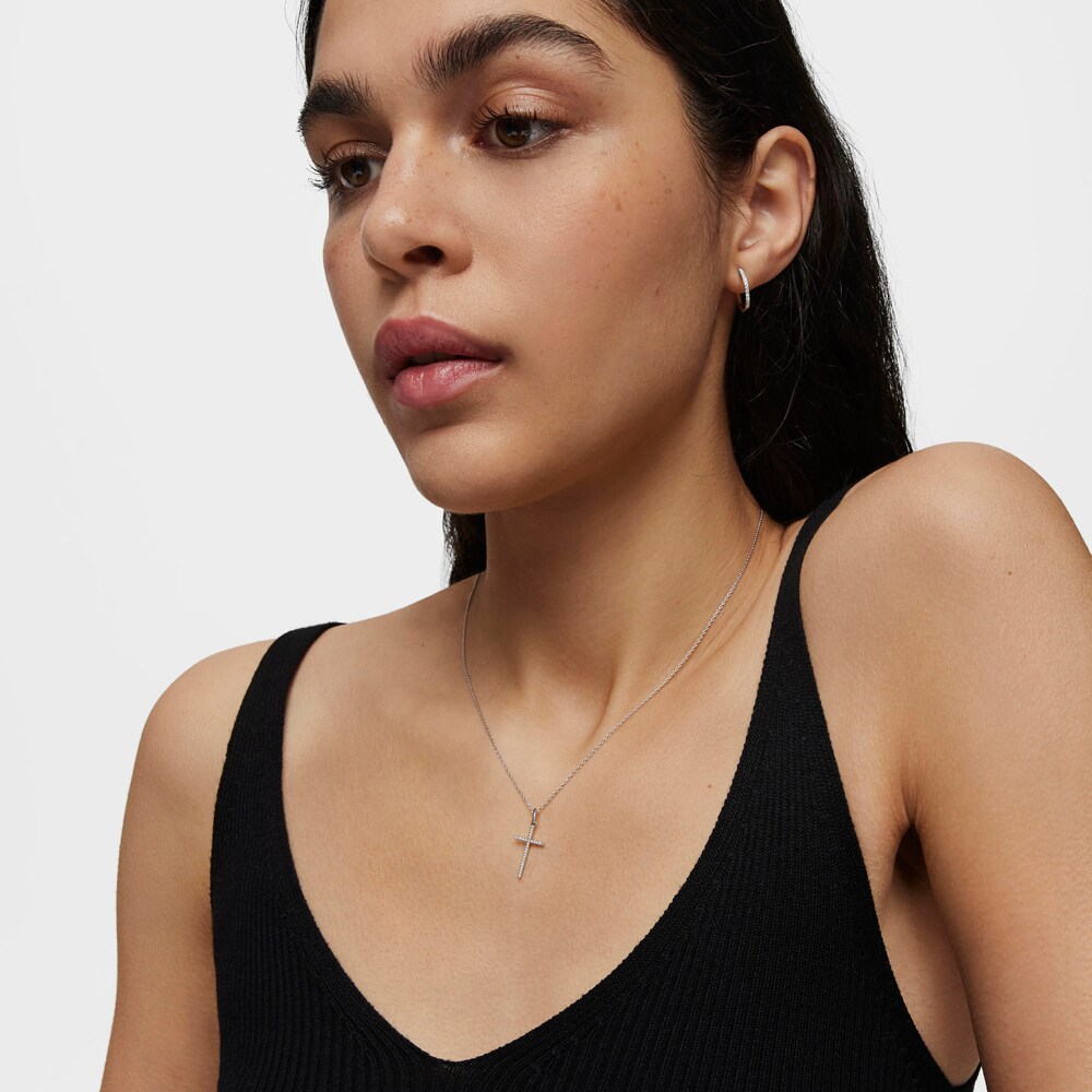 Colgante cruz de oro blanco 14 kt y diamantes Basics