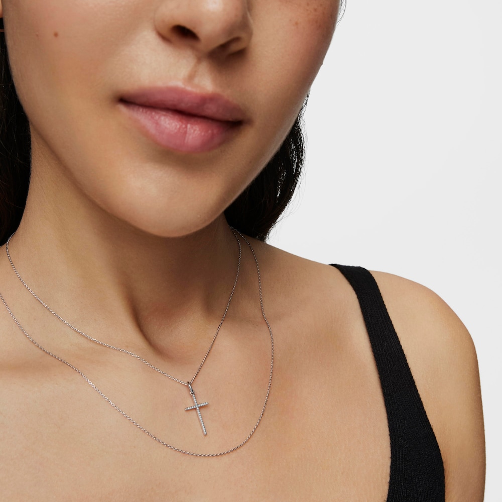 Colgante cruz de oro blanco 14 kt y diamantes Basics