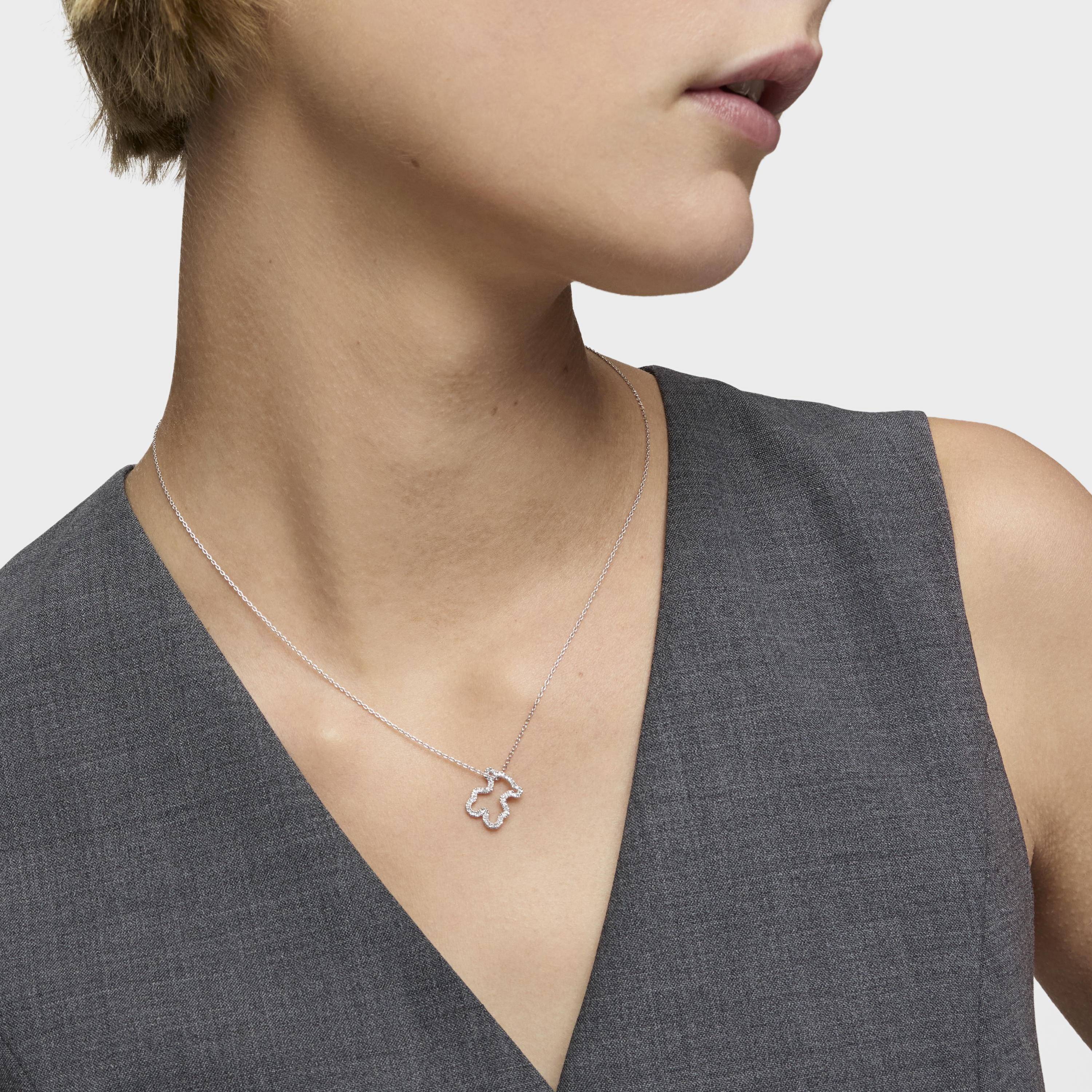 14kt white gold bear Pendant with diamonds Silueta
