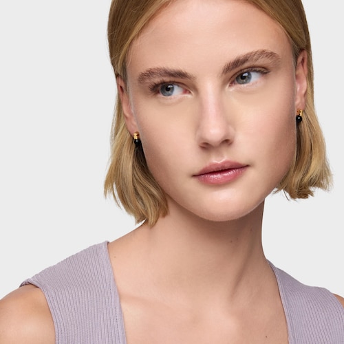 Earrings with 18kt gold plating over silver and onyx Icon Mesh