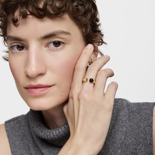 Anillo abierto de acero dorado y ónix Icon Mesh