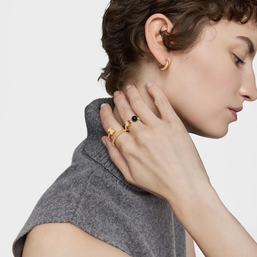 Anillo abierto de acero dorado y ónix Icon Mesh