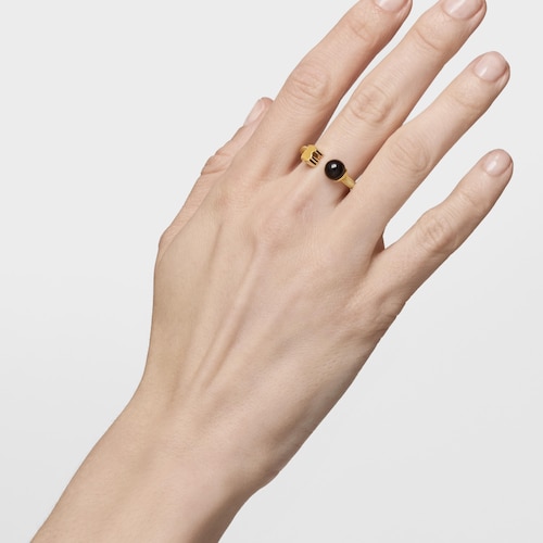 Anillo abierto de acero dorado y ónix Icon Mesh