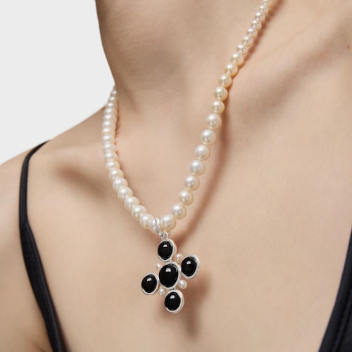 Colgante cruz de plata ónix y perlas cultivadas Eugenia X TOUS