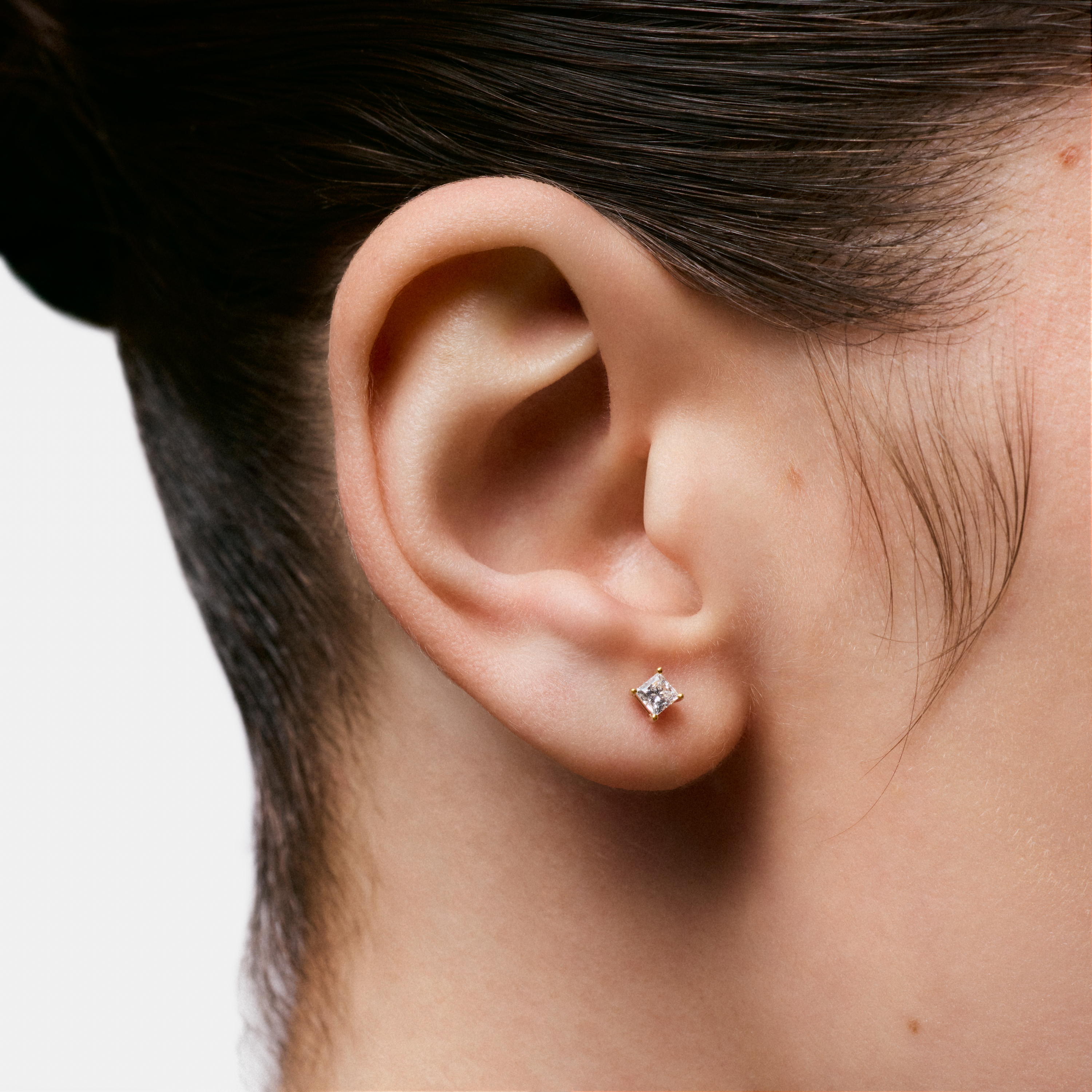 14K solid gold Ear piercing with 0.16ct lab-grown diamond Shine LGD
