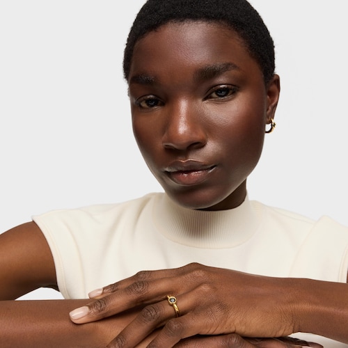 Anillo ancho con baño de oro 18 kt sobre plata y espinela negra Line