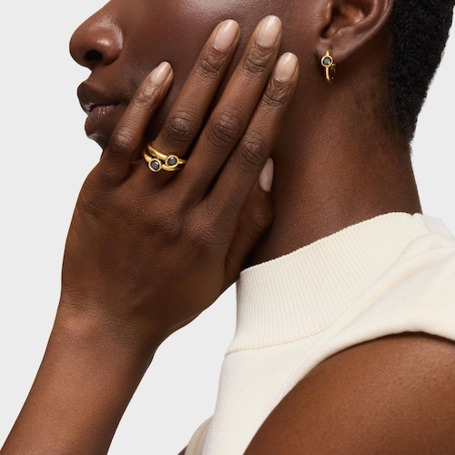 Anillo ancho con baño de oro 18 kt sobre plata y espinela negra Line