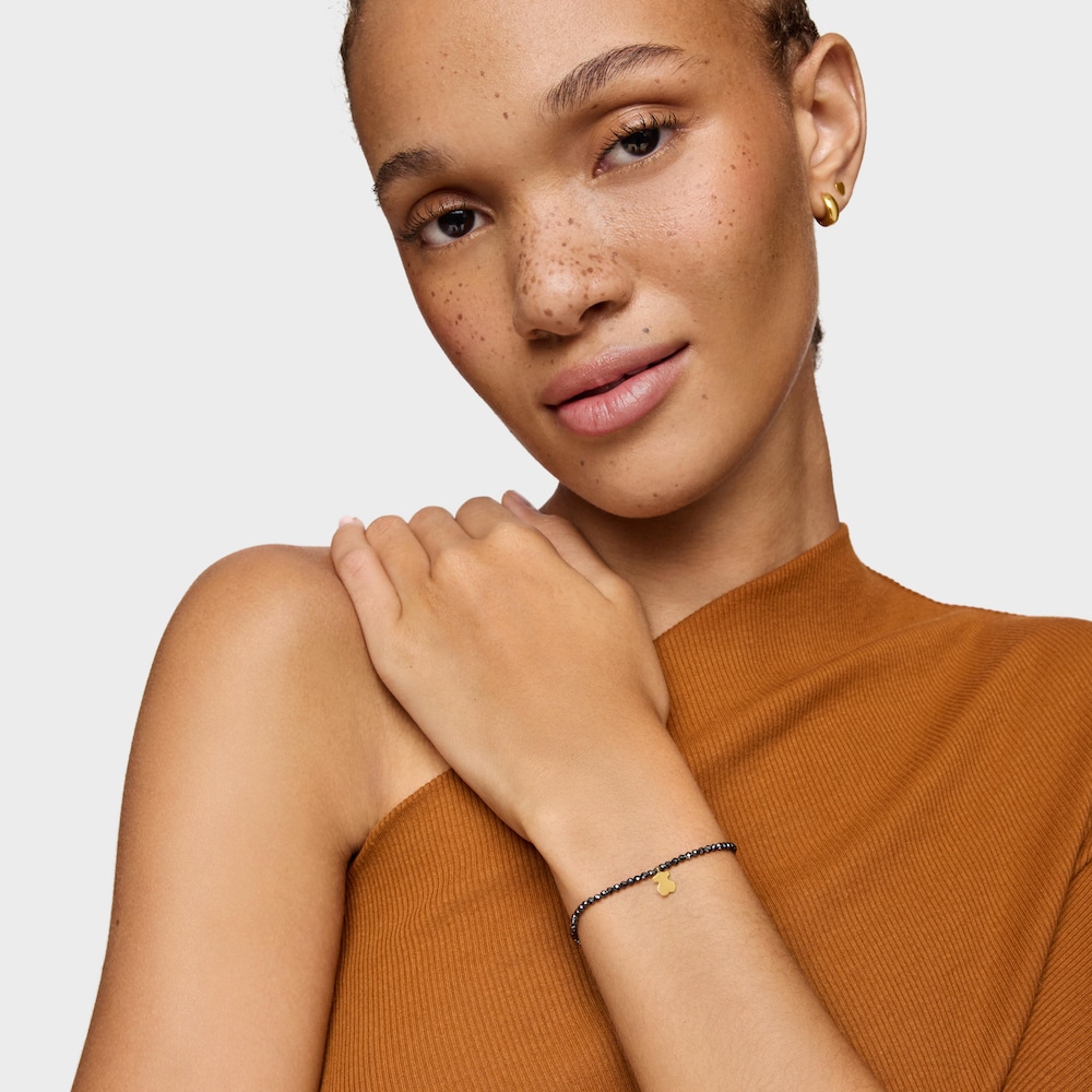 Pulseira el&aacute;stica com hematite e urso com banho de ouro de 18 K sobre prata TOUS Motivos