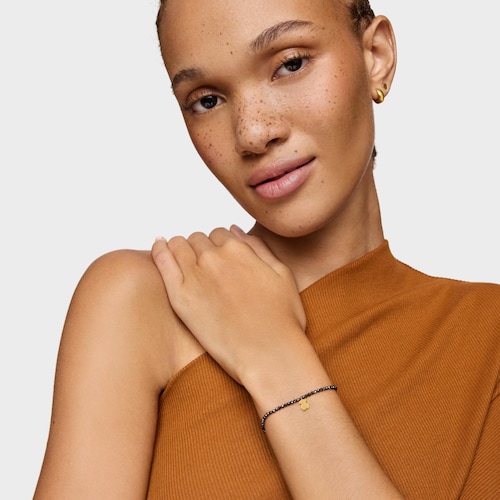 Pulsera elástica con hematita y oso con baño de oro 18 kt sobre plata TOUS Motivos