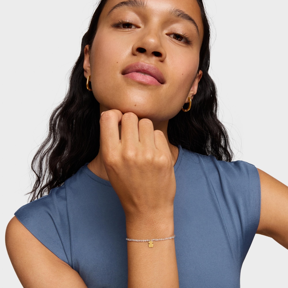 Pulseira el&aacute;stica com labradorite cinzenta e urso com banho de ouro de 18 K sobre prata TOUS Motivos