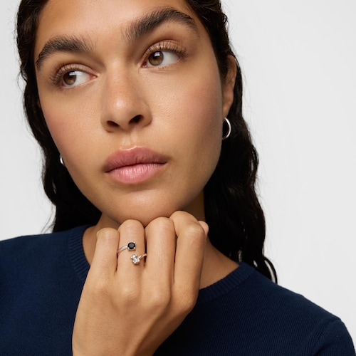 Anillo abierto espiral con oso de plata y espinela negra Cachito Mío