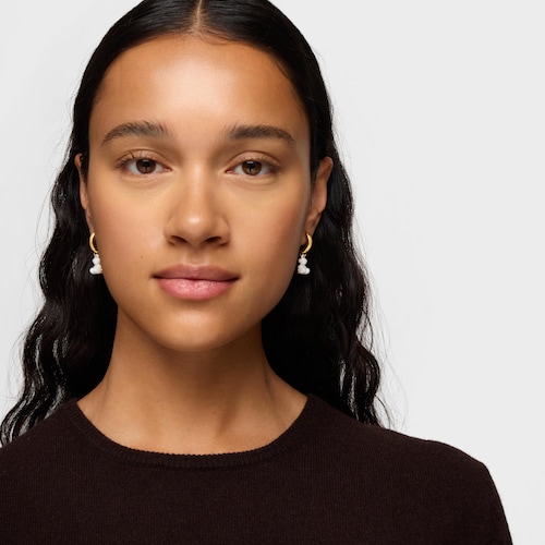 Pendientes de aro con baño de oro 18 kt sobre plata, cerámica blanca y doble oso Bold Bear