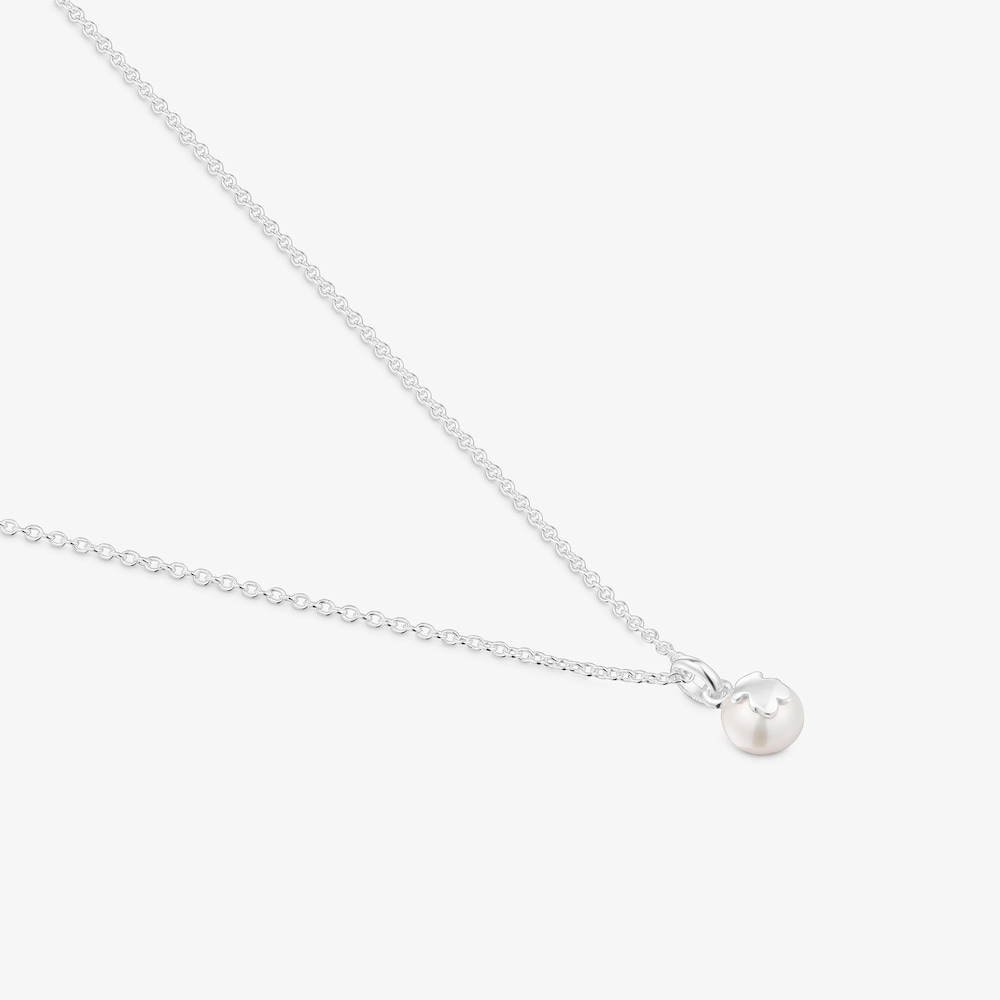 Kr&aacute;tky strieborn&yacute; N&aacute;hrdeln&iacute;k so&nbsp;6,5&nbsp;mm kultivovanou sladkovodnou perlou TOUS Icon Pearl