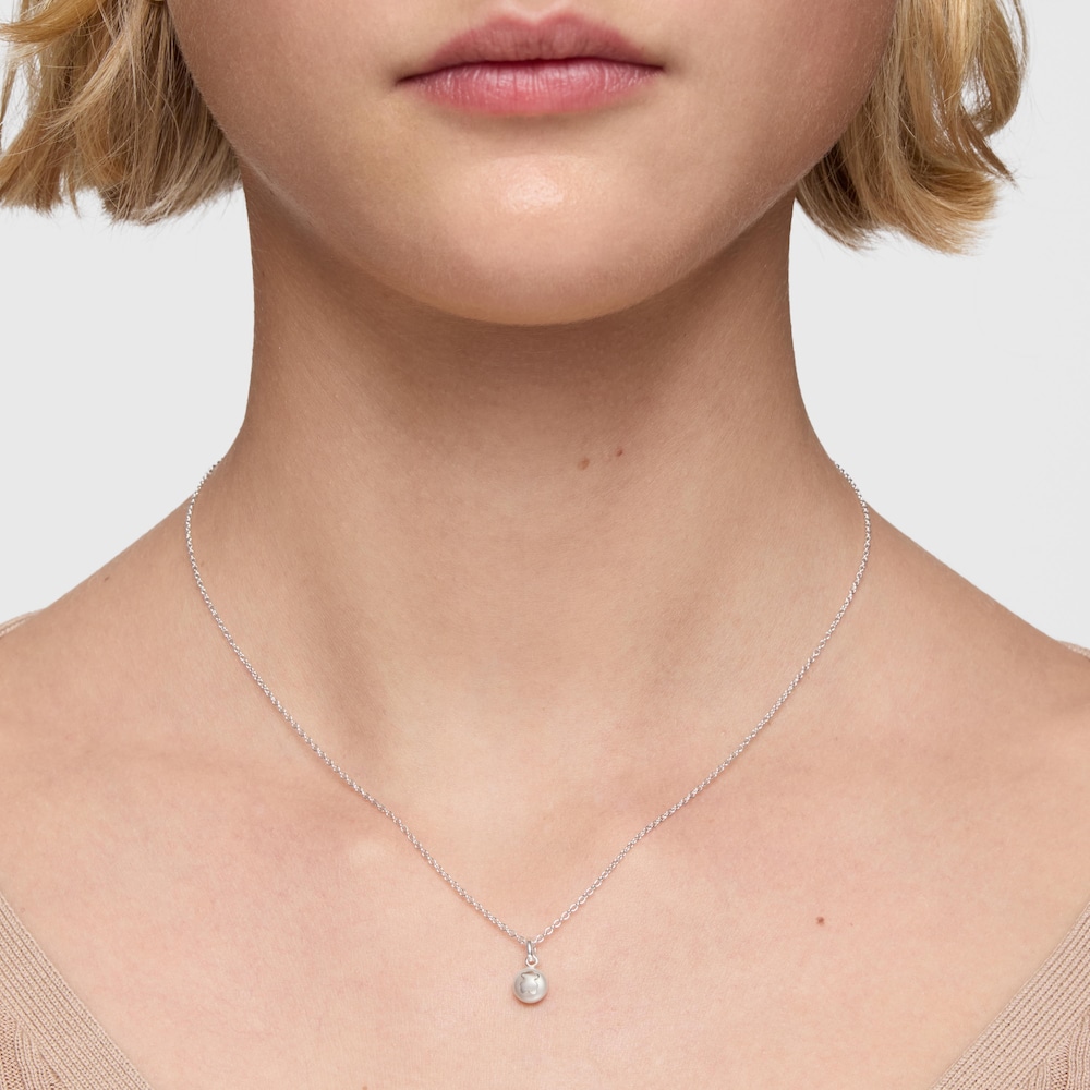 Kr&aacute;tky strieborn&yacute; N&aacute;hrdeln&iacute;k so&nbsp;6,5&nbsp;mm kultivovanou sladkovodnou perlou TOUS Icon Pearl