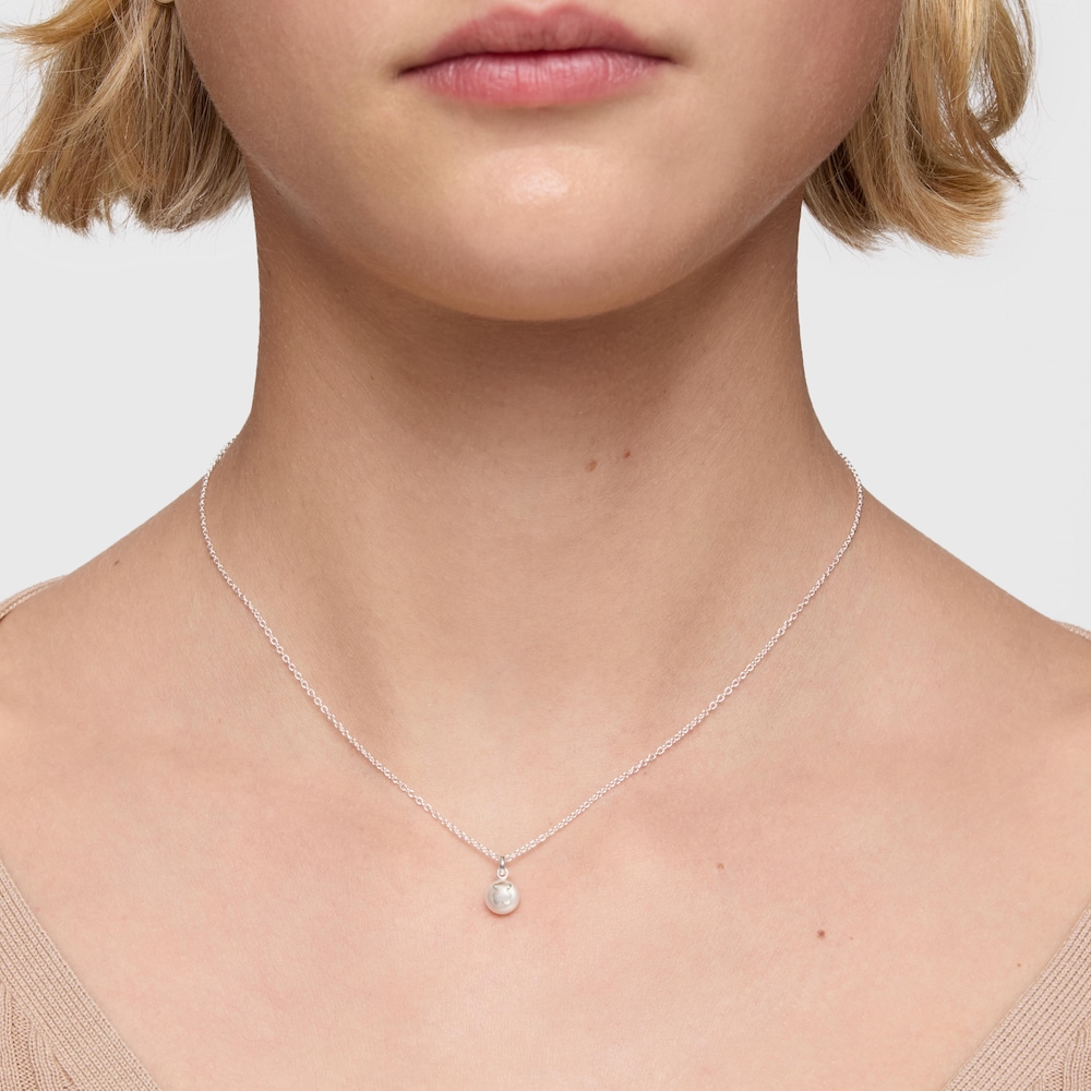 Kr&aacute;tky strieborn&yacute; N&aacute;hrdeln&iacute;k so&nbsp;6,5&nbsp;mm kultivovanou sladkovodnou perlou TOUS Icon Pearl