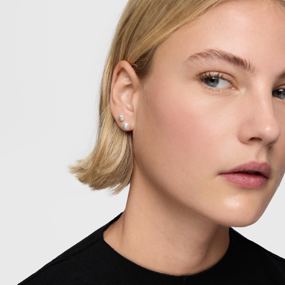 Stř&iacute;brn&eacute; N&aacute;u&scaron;nice o&nbsp;velikosti 8,5&nbsp;mm s&nbsp;uměle vypěstovanou perlou TOUS Icon Pearl