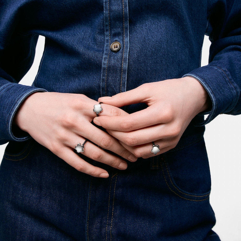 Anillo flor de plata y caucho Bold Motif