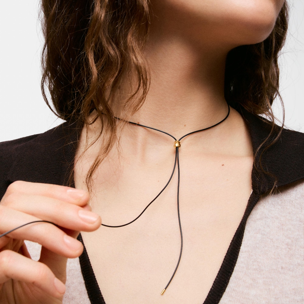 Collar largo con oso de oro 14 kt y caucho Bold Motif